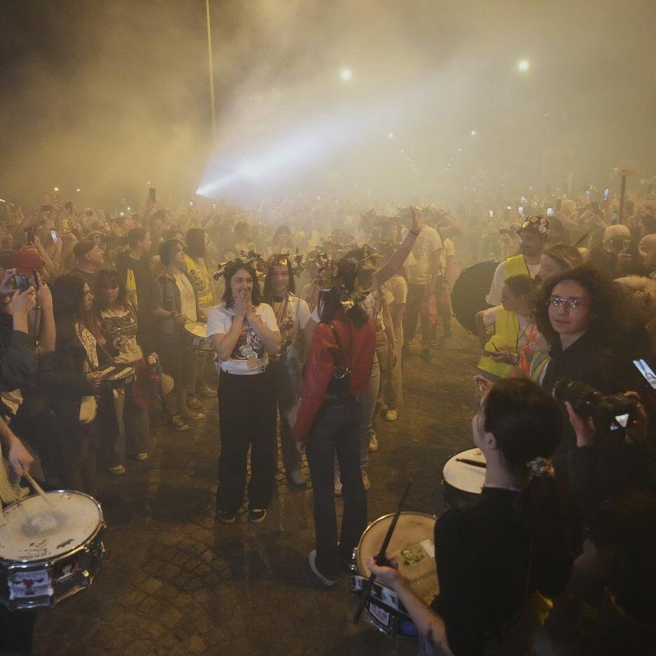 Fireworks as thousands greet Serbian students who cycled to France seeking EU support for protests